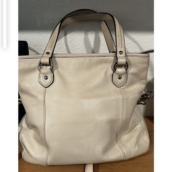 Coach crossbody purse cream color.Didn’t work for me I’m disabled and to small. - Picture 4 of 4